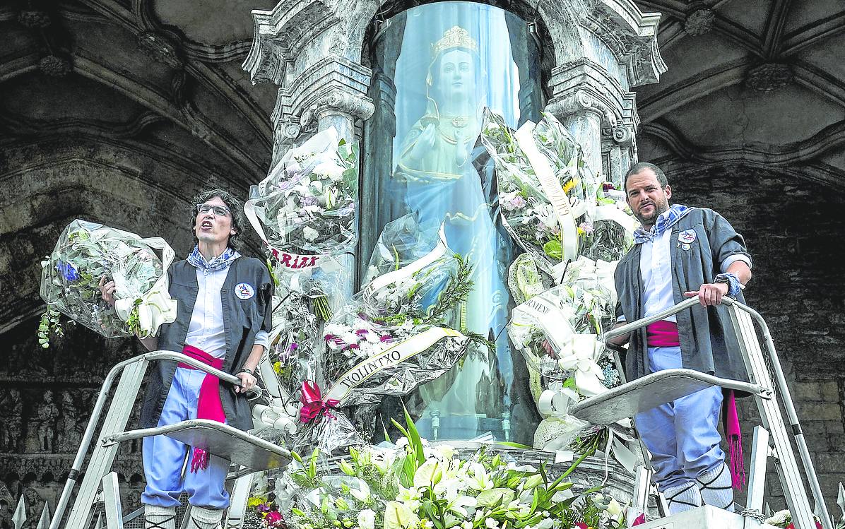 Dos blusas participan en la ofrenda floral a la Virgen Blanca, celebrada ayer.