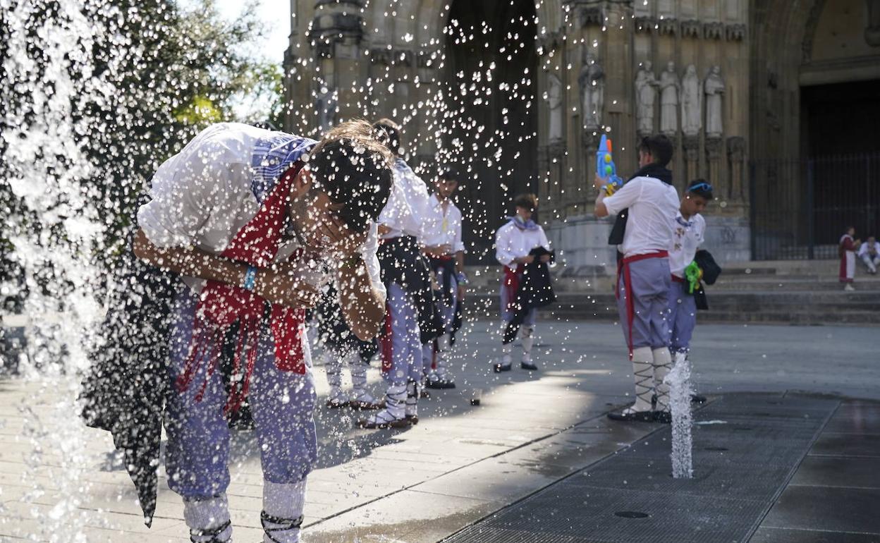 Un blusa se refresca en la fuente frente a la 'catedral nueva' para contnuar adelante con la fiesta. 
