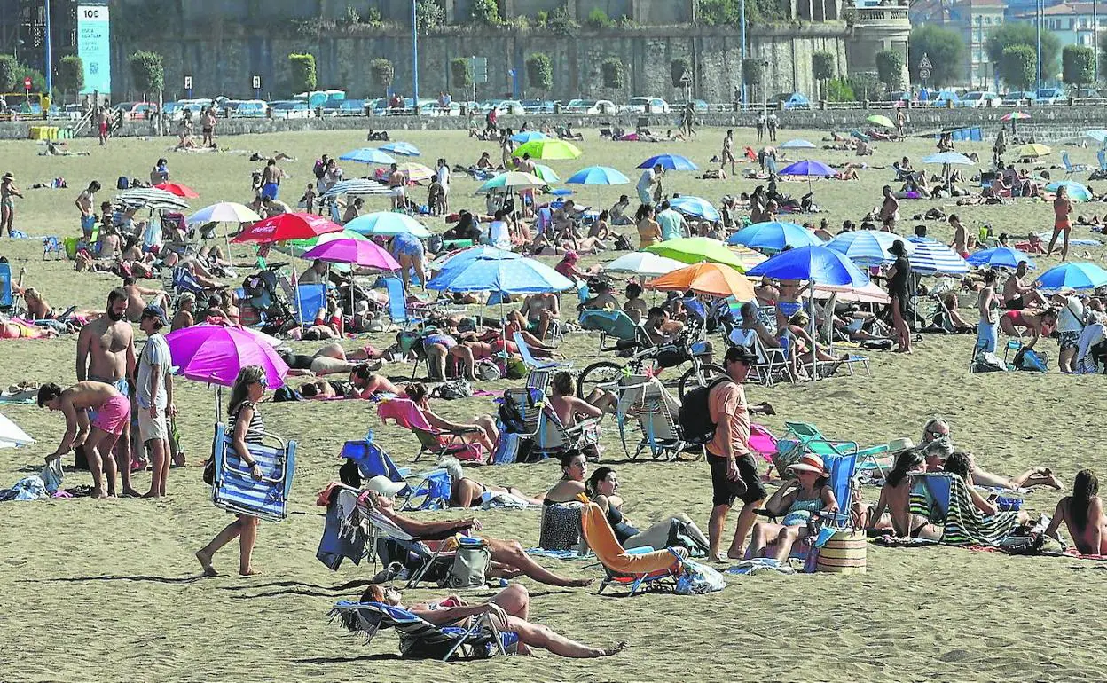 La playa de Ereaga volvió ayer a llenarse de bañistas para refrescarse del calor en Bizkaia, que ayer tuvo su máxima en 31,3 grados en Igorre. 