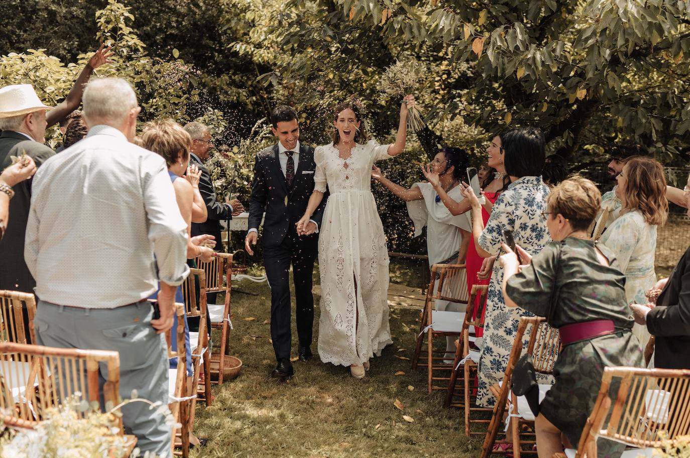 Fotos: Xandra, la novia sencilla con alpargatas y su boda en su casa de Llodio