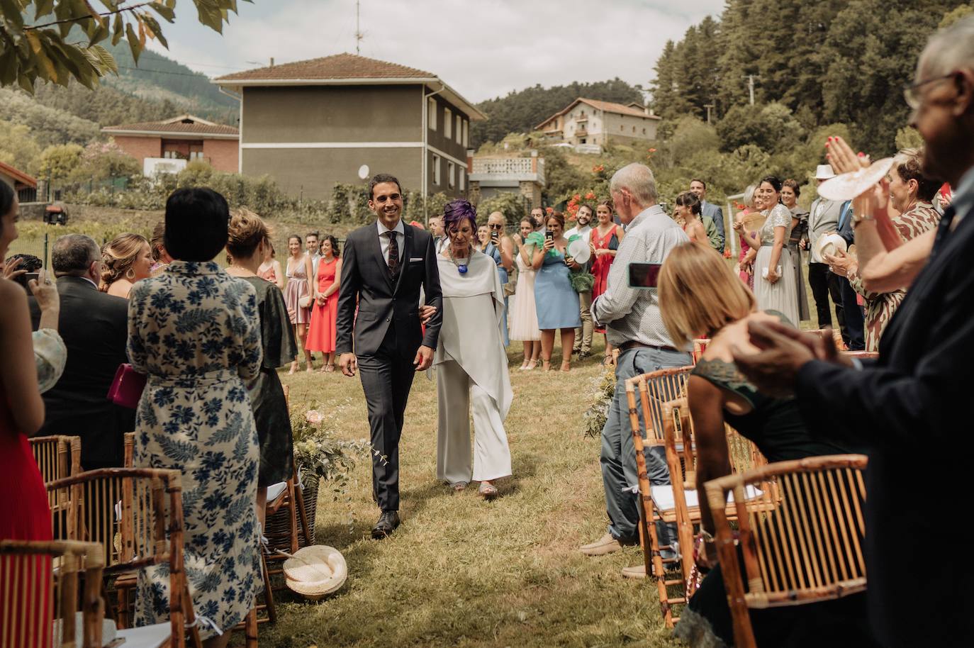 Fotos: Xandra, la novia sencilla con alpargatas y su boda en su casa de Llodio