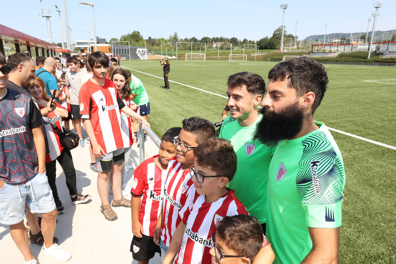 Fotos: Los hinchas del Athletic abarrotan Lezama