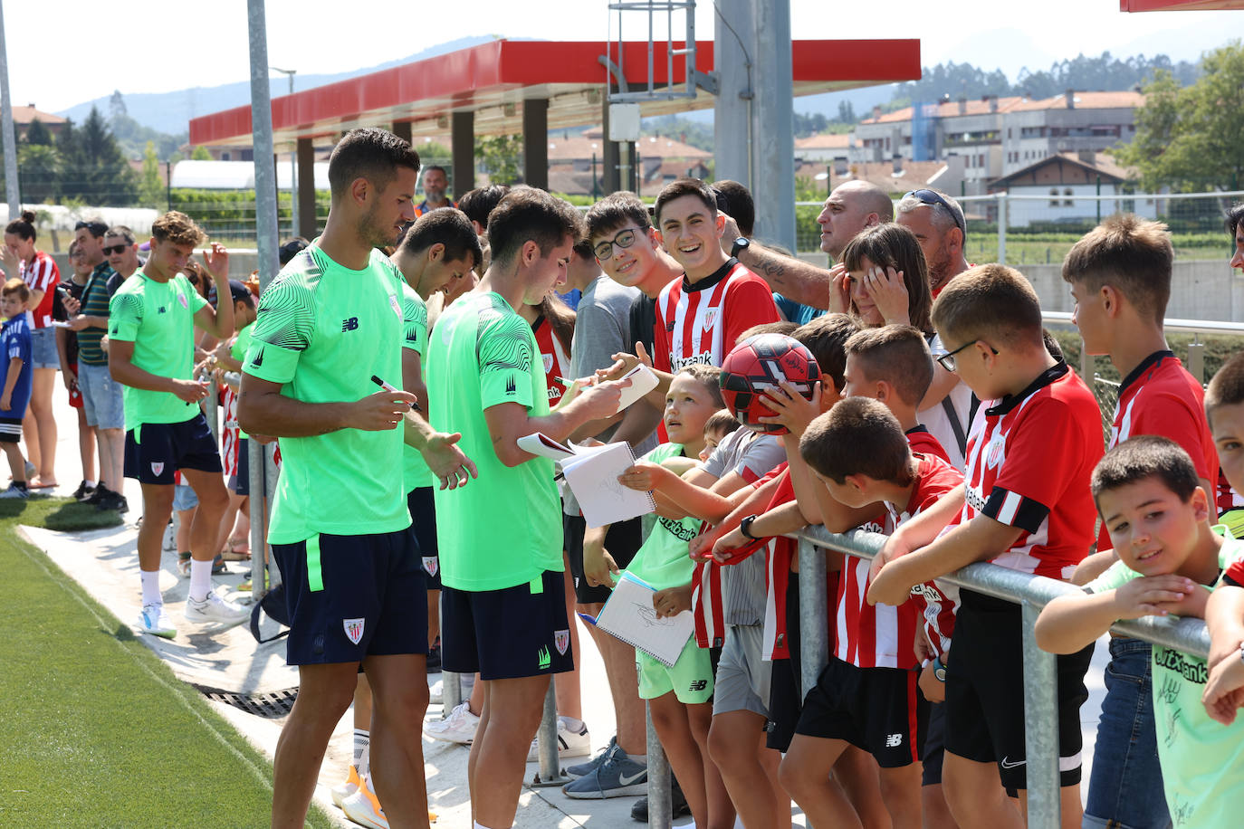 Fotos: Los hinchas del Athletic abarrotan Lezama