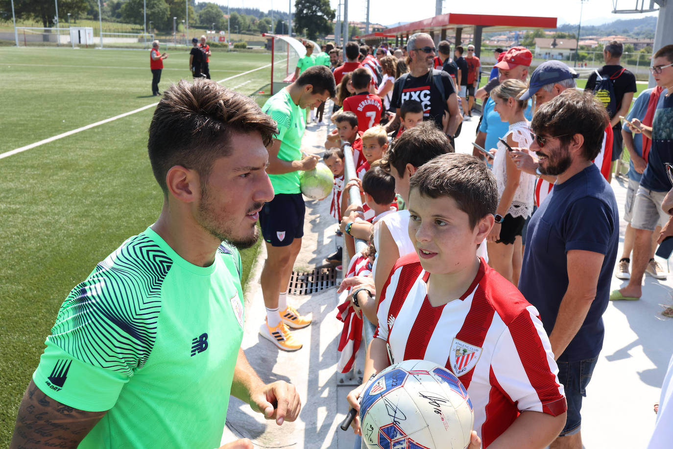 Fotos: Los hinchas del Athletic abarrotan Lezama