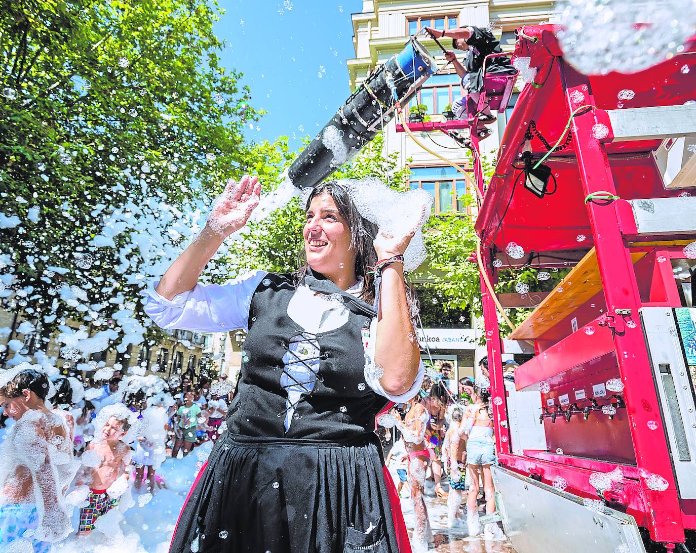 Vanesa, en la fiesta de la espuma de Batasuna en la plaza de los Celedones de Oro. 