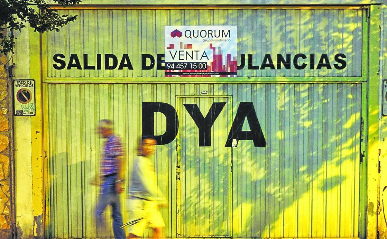 El cartel de 'se vende' se puede ver ya en uno de los locales que la DYA tiene en Galdakao. 