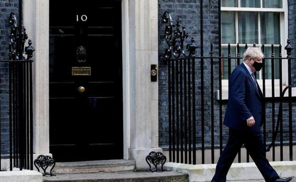 Boris Johnson saliendo de Downing Street. 