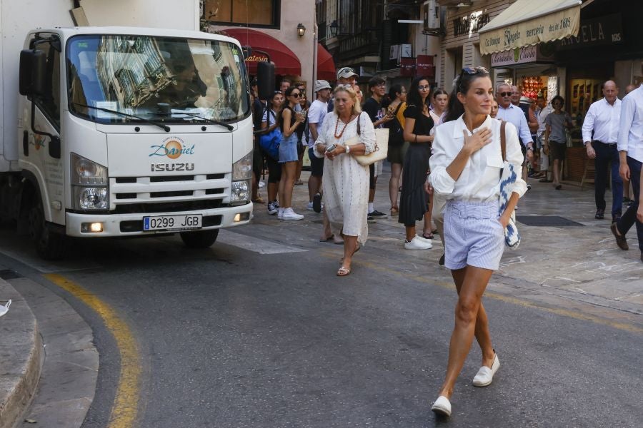 Fotos: El inesperado look de Letizia con &#039;shorts&#039; y alpargatas planas