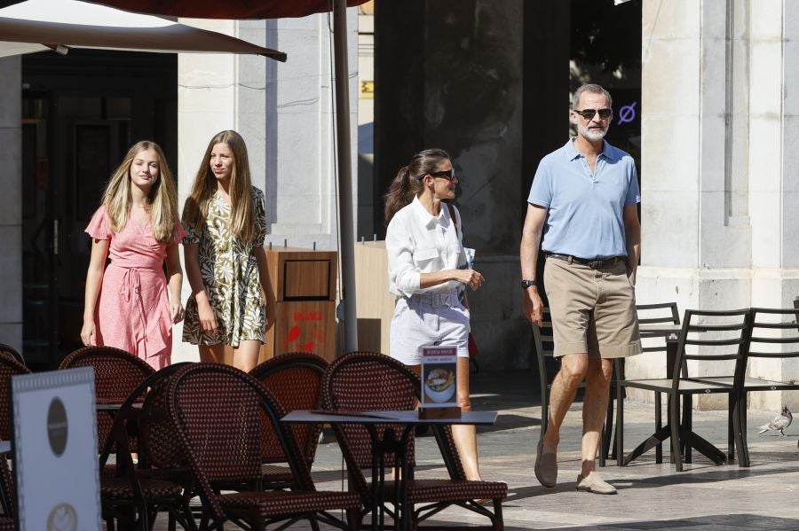 Fotos: El inesperado look de Letizia con &#039;shorts&#039; y alpargatas planas