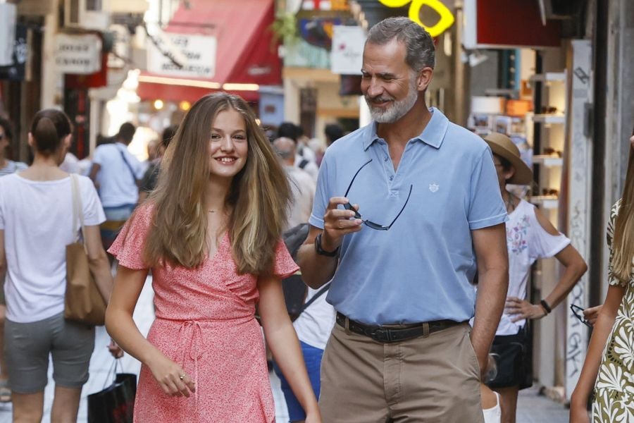 Fotos: El inesperado look de Letizia con &#039;shorts&#039; y alpargatas planas