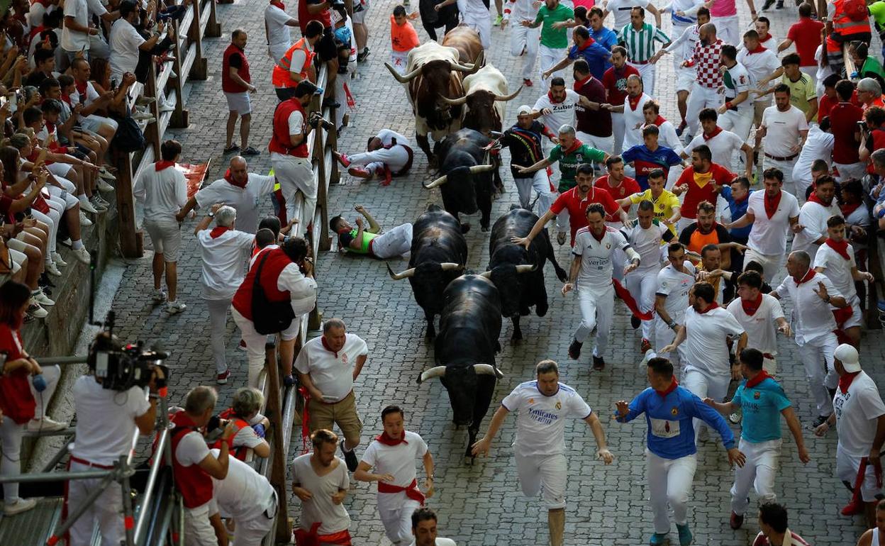Mozos corren en el séptimo encierro de San Fermín. 