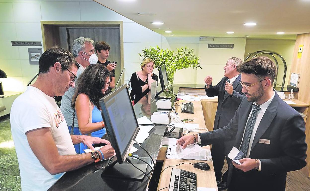 Turistas se registran en fiestas en el hotel NH Canciller Ayala.