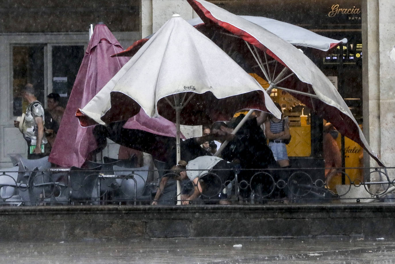 Fotos: Un fuerte aguacero sorprende a Vitoria