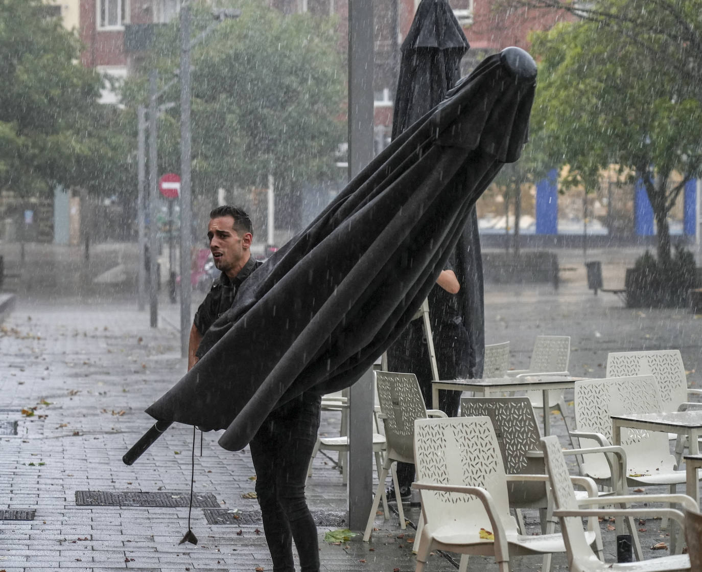 Fotos: Un fuerte aguacero sorprende a Vitoria