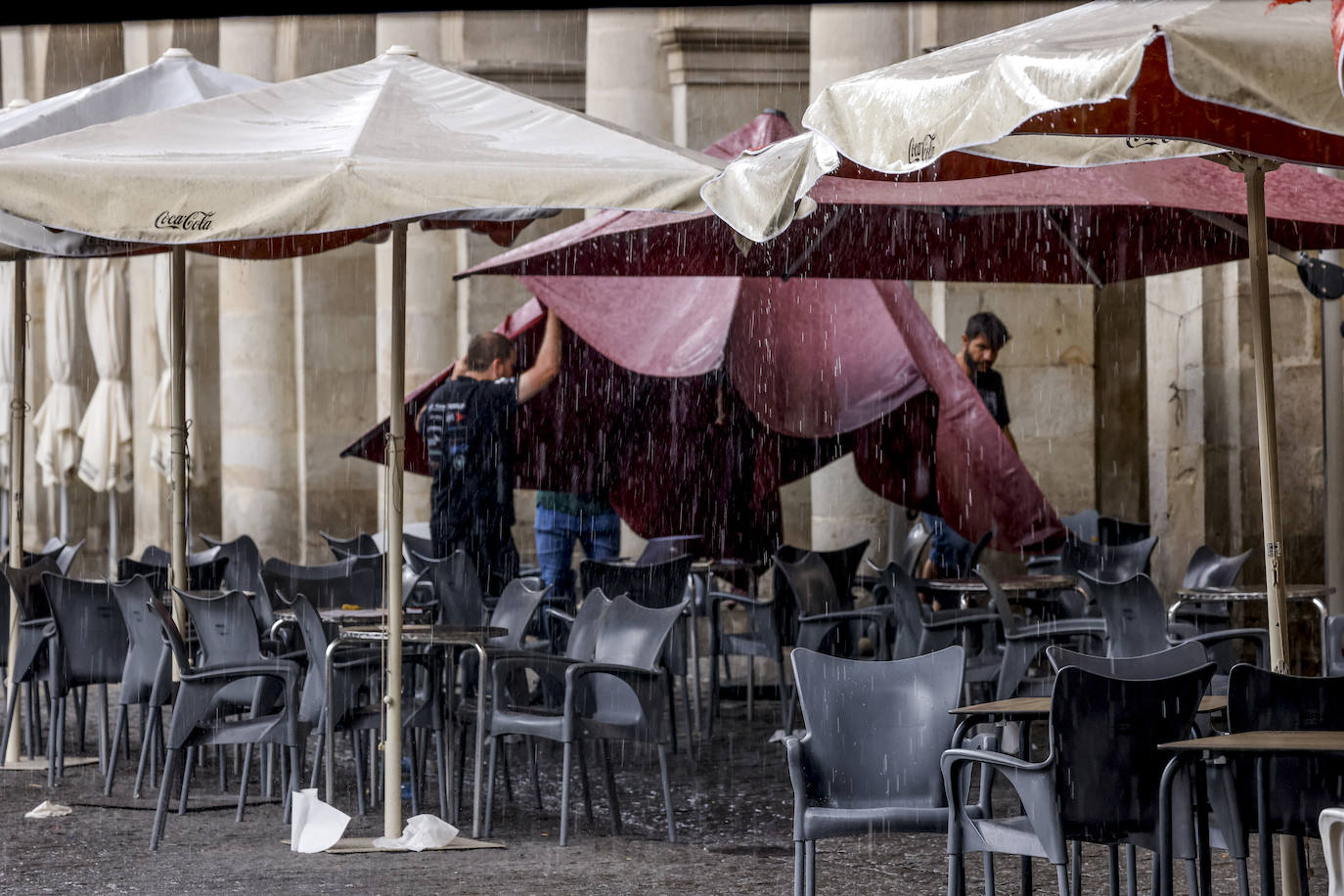 Fotos: Un fuerte aguacero sorprende a Vitoria