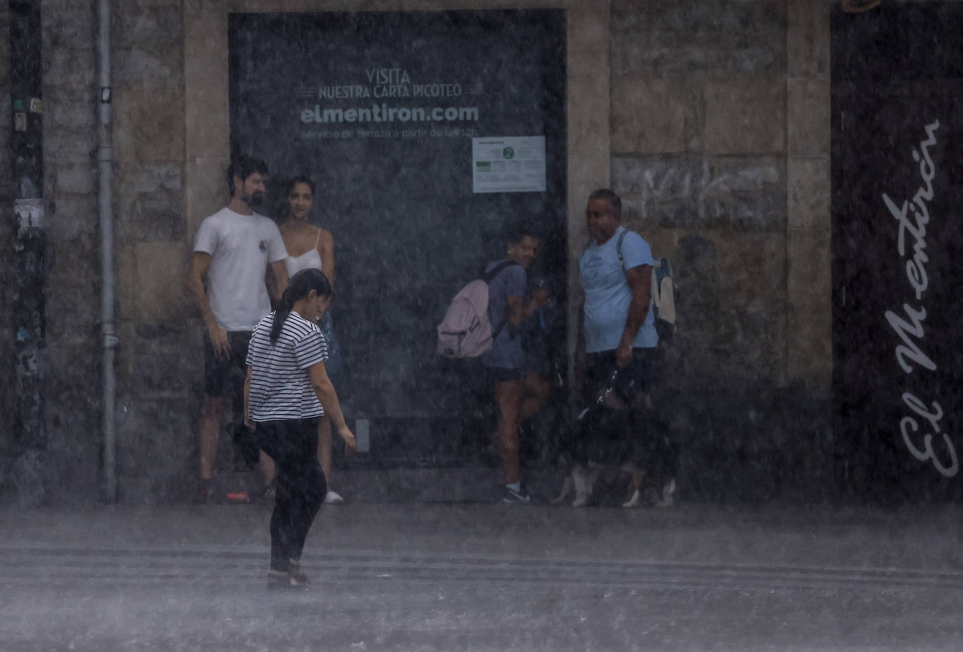 Fotos: Un fuerte aguacero sorprende a Vitoria