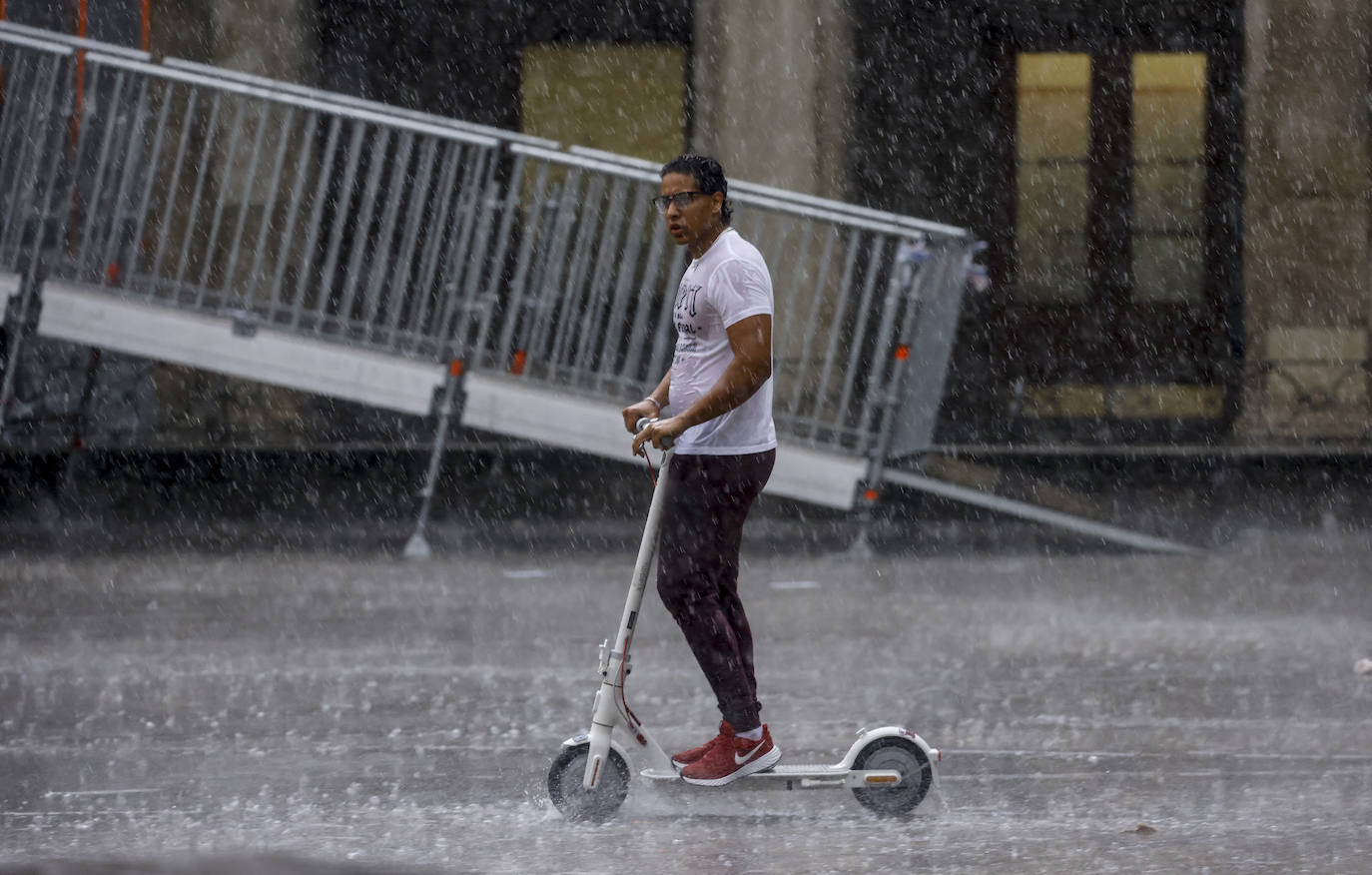 Fotos: Un fuerte aguacero sorprende a Vitoria