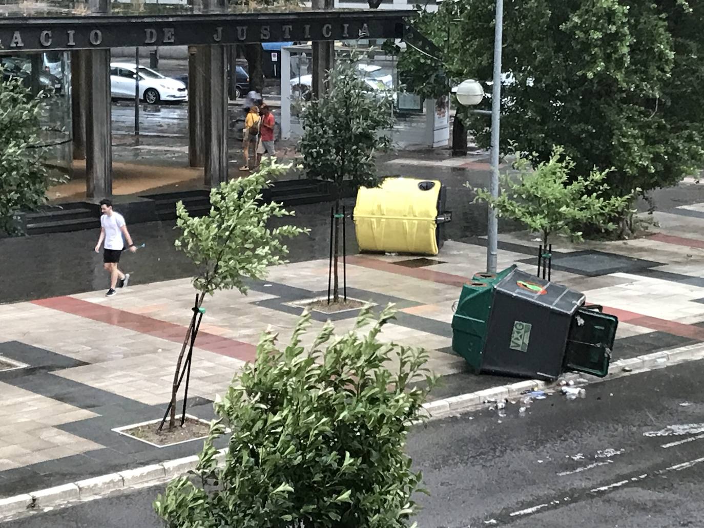 Fotos: Un fuerte aguacero sorprende a Vitoria