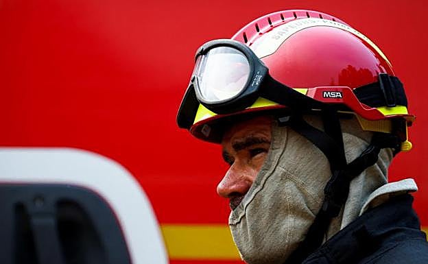 Más de mil bomberos trabajan en las labores de extinción de las llamas, apoyados por un fuerte equipo por aire. 