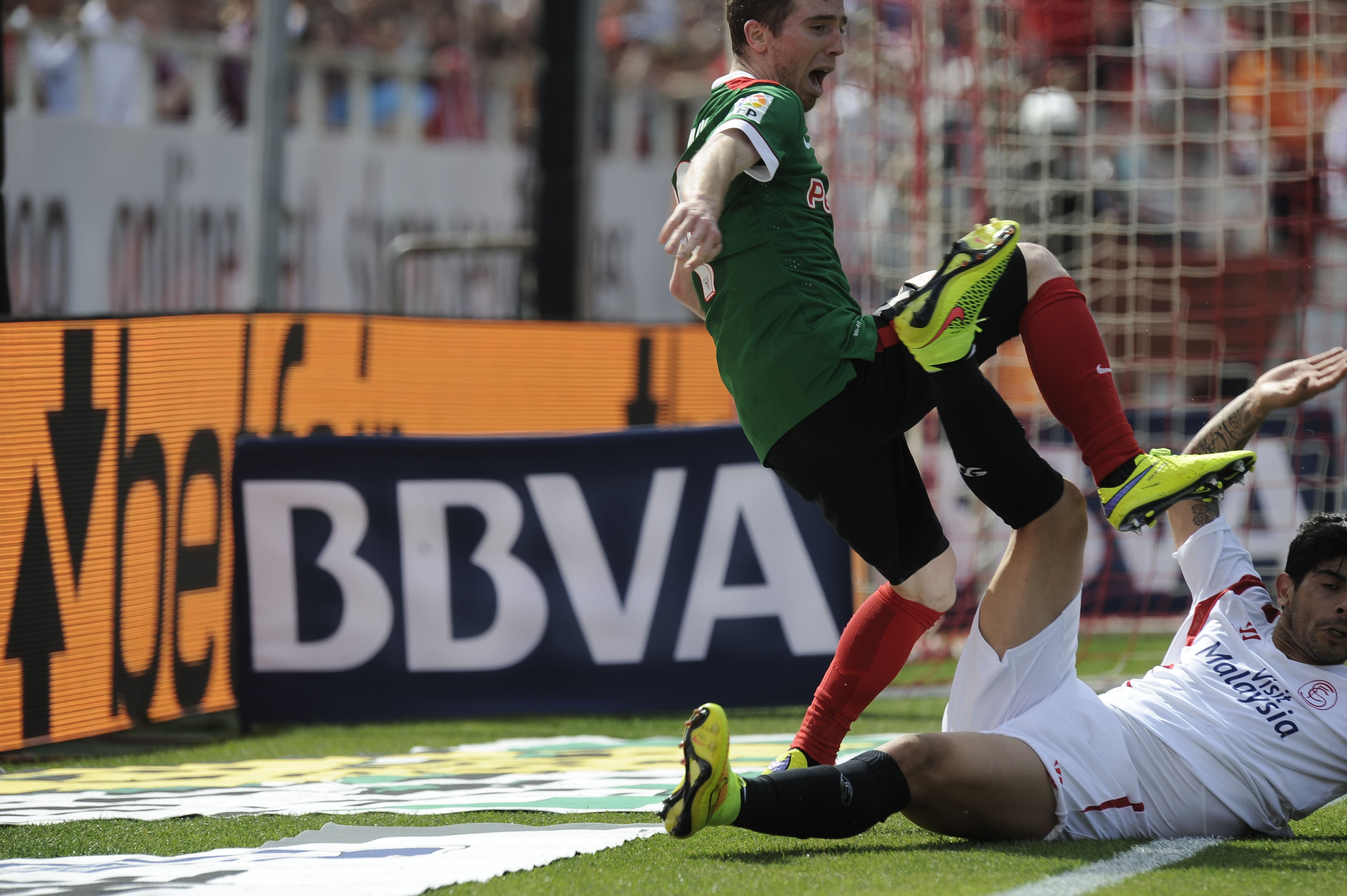 Se rompe el ligamento de la rodilla izquierda en una jugada fortuita con Banega en el Sánchez Pizjuán.