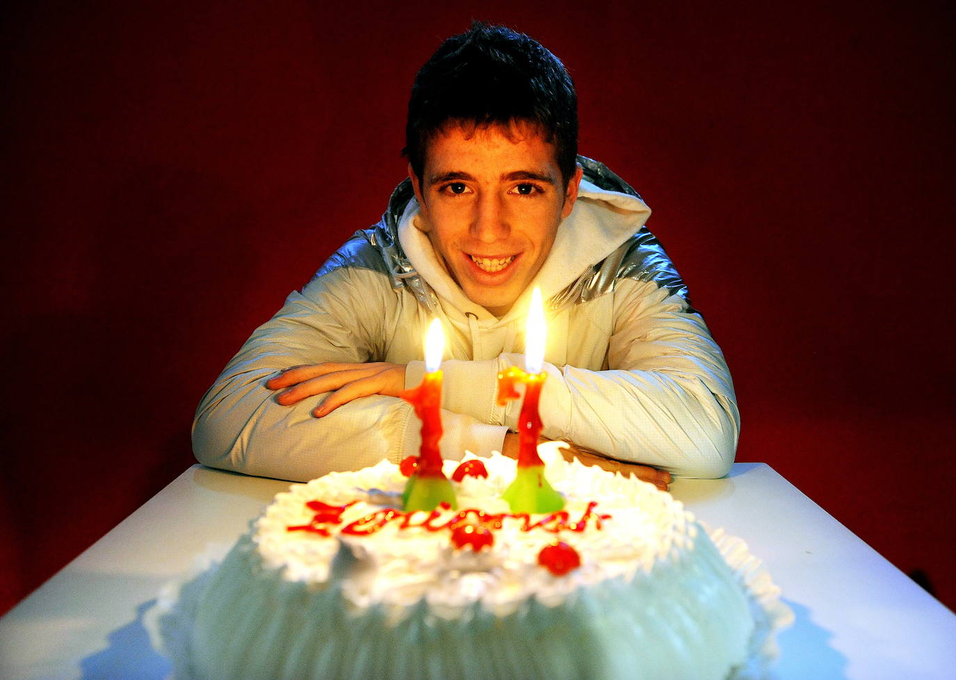 Ante una tarta el día el 19 de diciembre de 2009 celebrando su 17 cumpleaños.