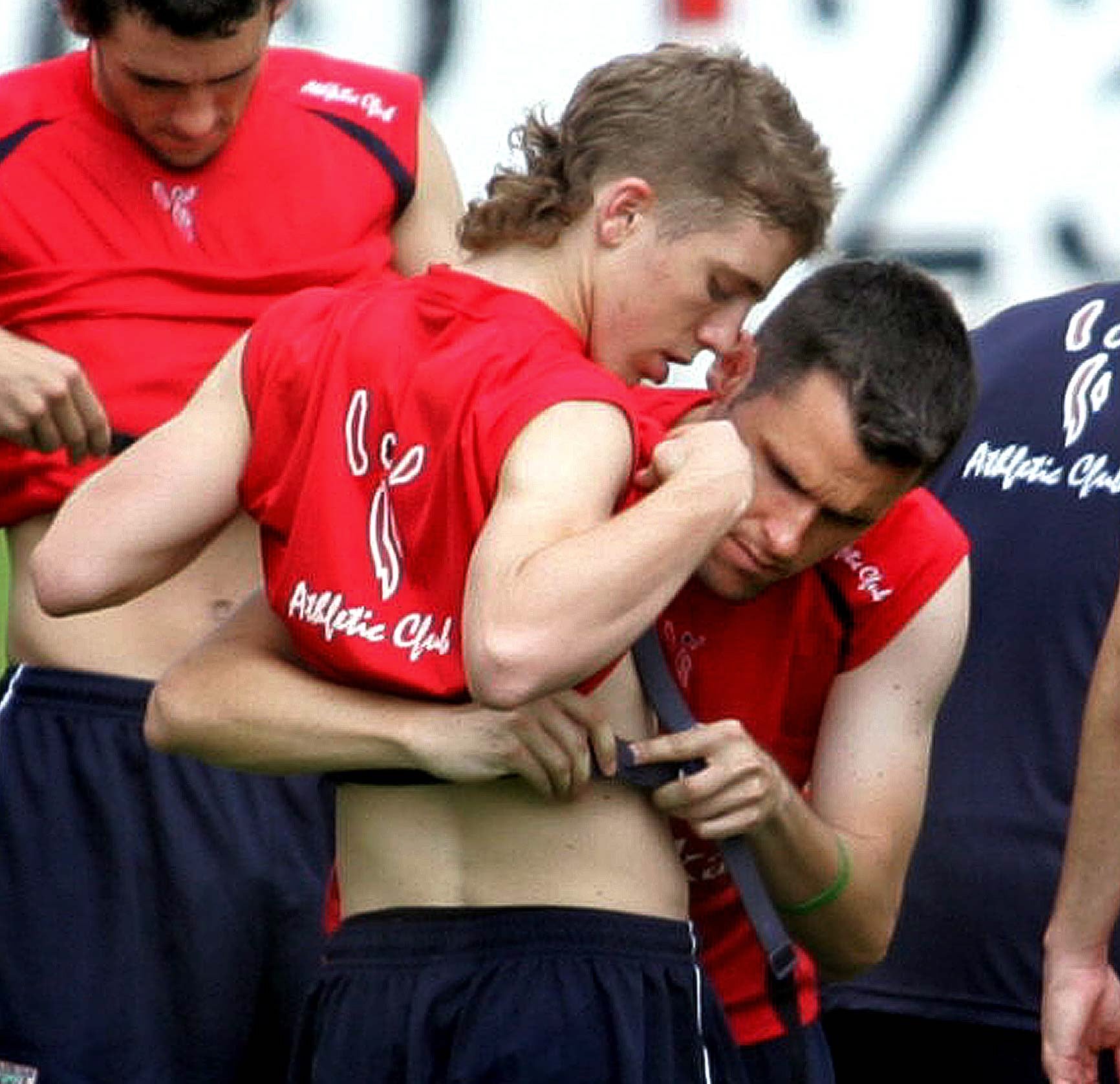 Es un adolescente de 15 años que comienza a entrenar con el primer equipo.