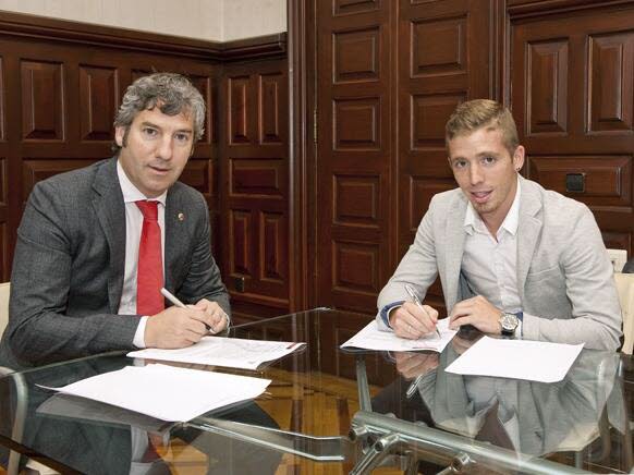 Firma de la renovación de su contrato junto al presidente Josu Urrutia.