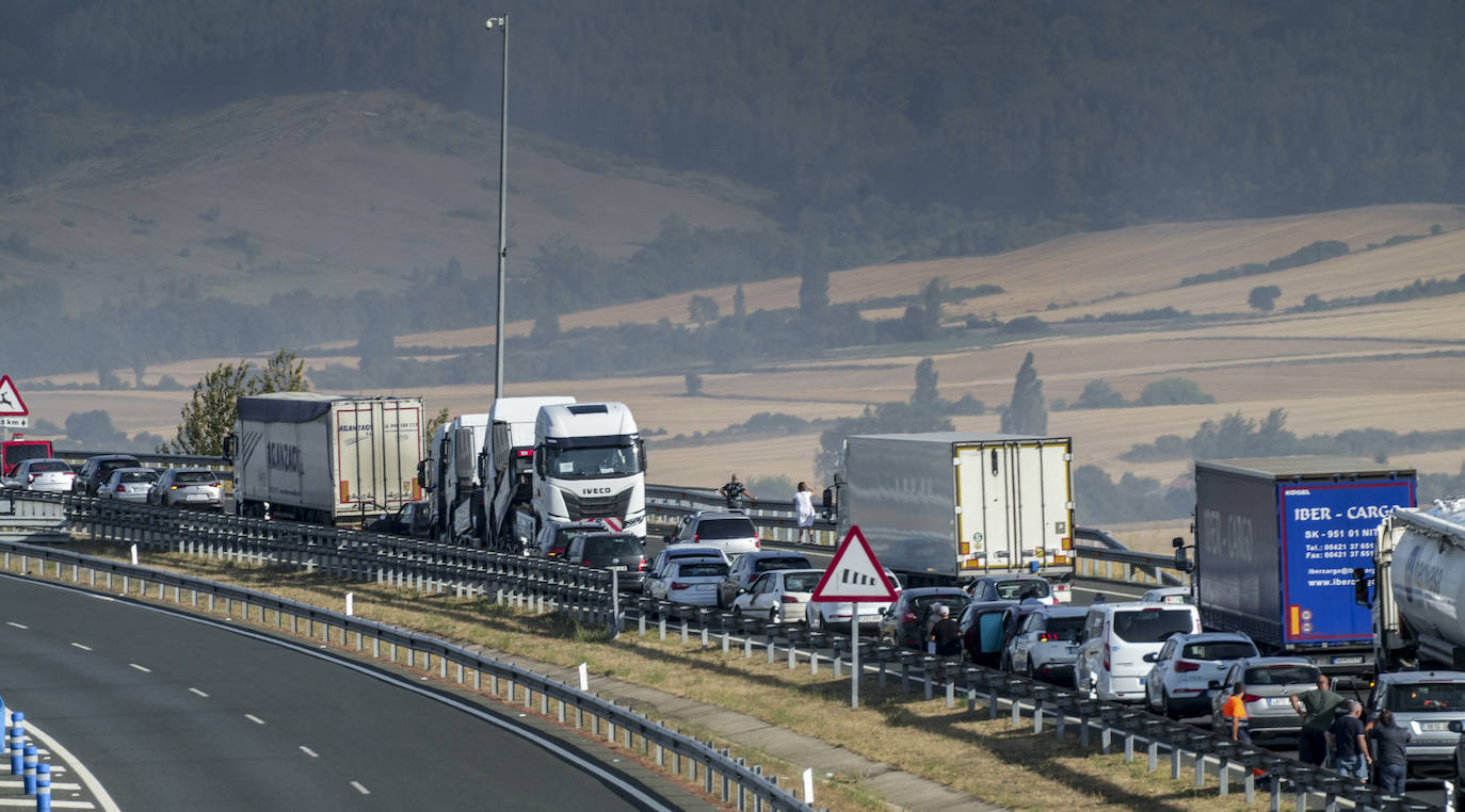 Fotos: Un incendio obliga a cortar la A-1 en Agurain