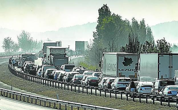 La A-1 sufrió cortes intermitentes durante casi dos horas. 