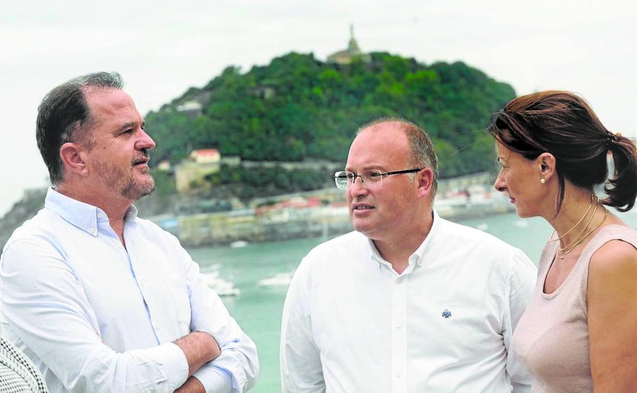 Carlos Iturgaiz y su 'número dos', Laura Garrido, junto al vicesecretario de Organización del PP, Miguel Tellado, ayer en San Sebastián. 