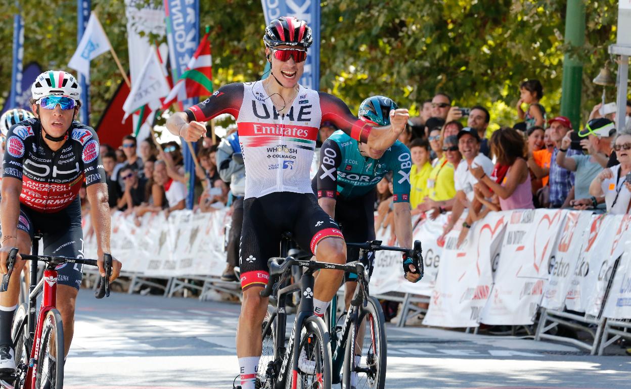 Juan Ayuso entra vencedor en el pasado Circuito de Getxo. 