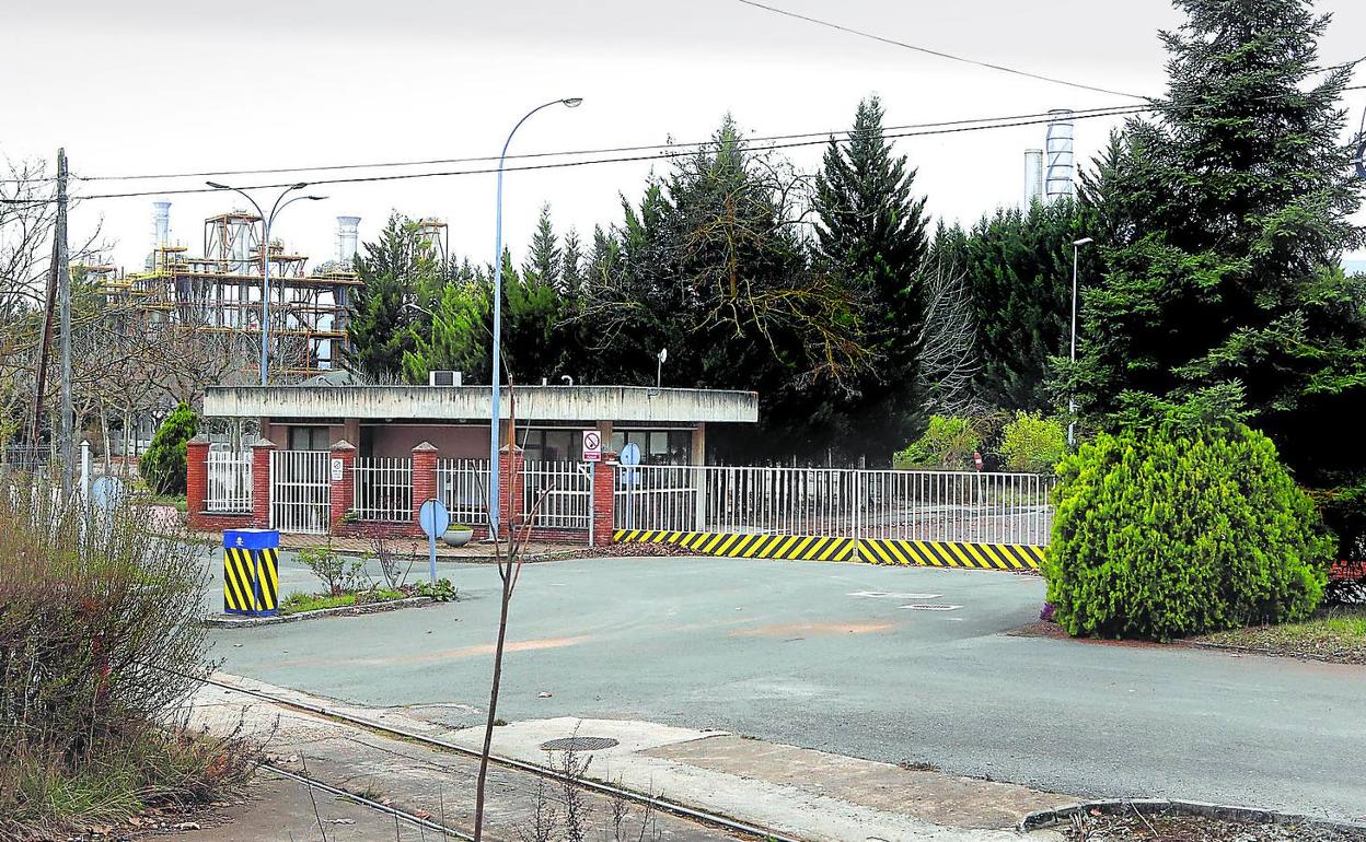 La entrada a la planta está desierta desde marzo, cuando se formalizó el cierre. 