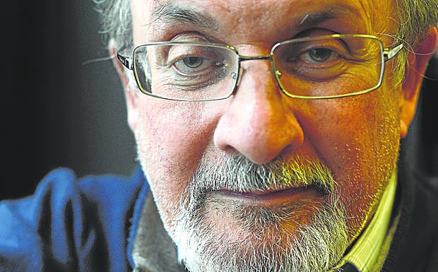 Rushdie acudió al festival literario donde ocurrieron los hechos con la escolta de un solo policía. 