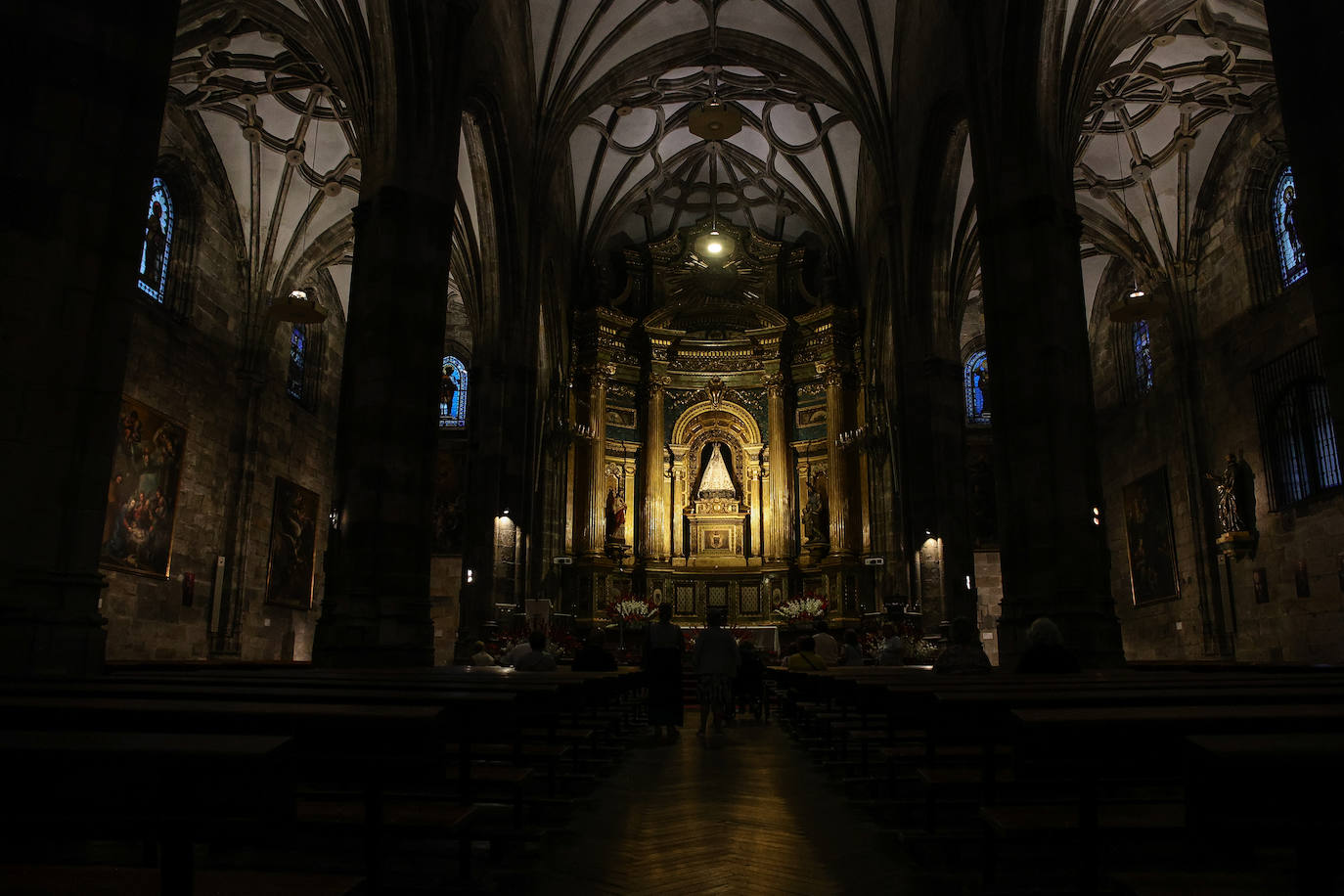 Fotos: Miles de vizcaínos peregrinan a Begoña para ver a la Amatxu
