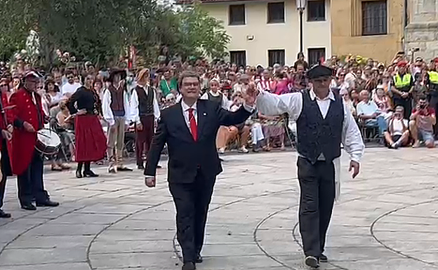 Aburto aurresku en Begoña | El alcalde de Bilbao baila el tradicional aurresku