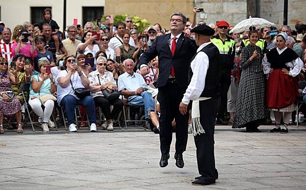 El obispo de Bilbao arenga a los hombres a asumir las tareas domésticas en el día de la 'Amatxu'