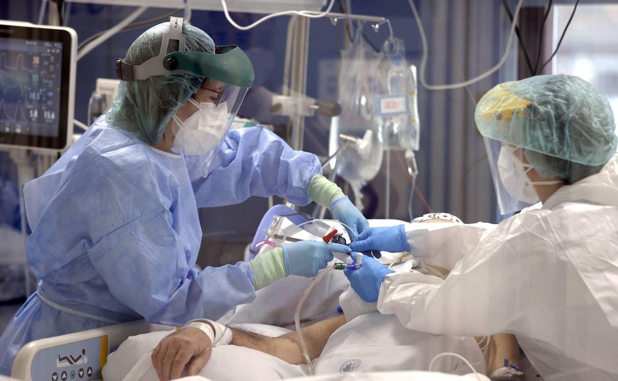 La pandemia continúa su repliegue en Euskadi con 115 ingresados menos que hace una semana