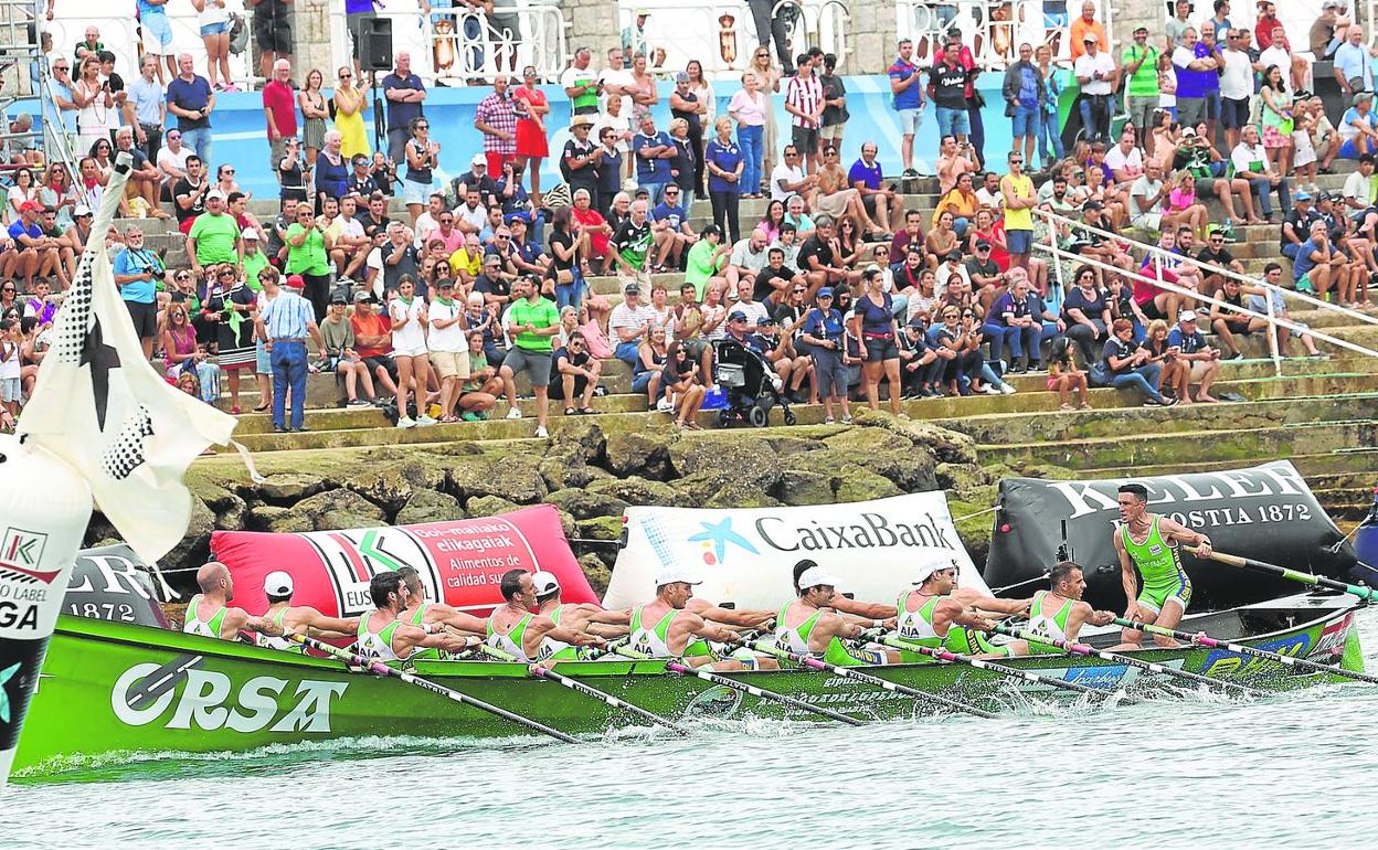 La 'Ama Guadalupekoa' entra en meta ante la atenta mirada de los numerosos aficionados que se dieron cita en el muelle de Don Luis. 