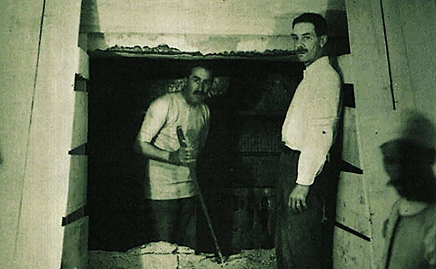 Carter , ante la entrada a la cámara mortuoria del faraón niño en 1922. 