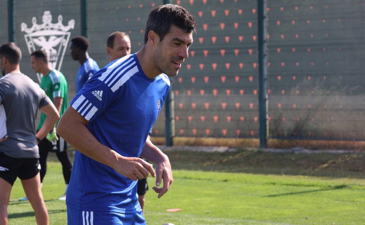 El veterano futbolista lució por primera vez la equipación del Mirandés para entrenar en los anexos. 