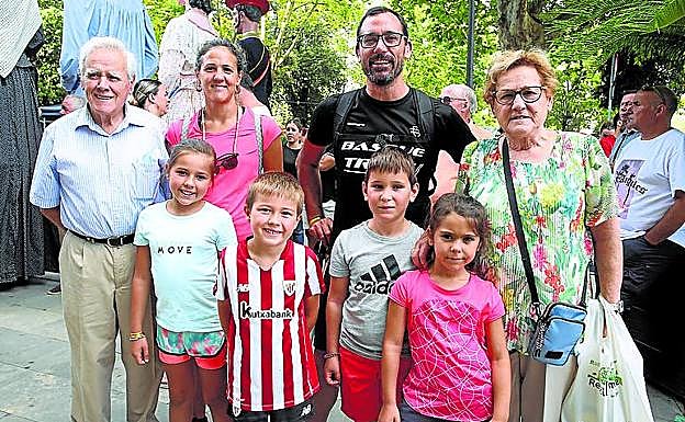 Xabier Argatxa, Zuriñe Argatxa, Alize Bernaola, Oihan Bernaola, Aiala Bikandi, Lizardi Bikandi, Egoitz Bikandi y Zuriñe Begoña.