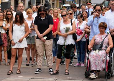 Imagen secundaria 1 - El independentismo radical boicotea el homenaje a las víctimas de los atentados de Cataluña