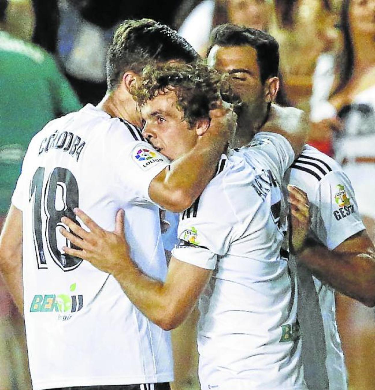 Artola, abrazado en Burgos. 