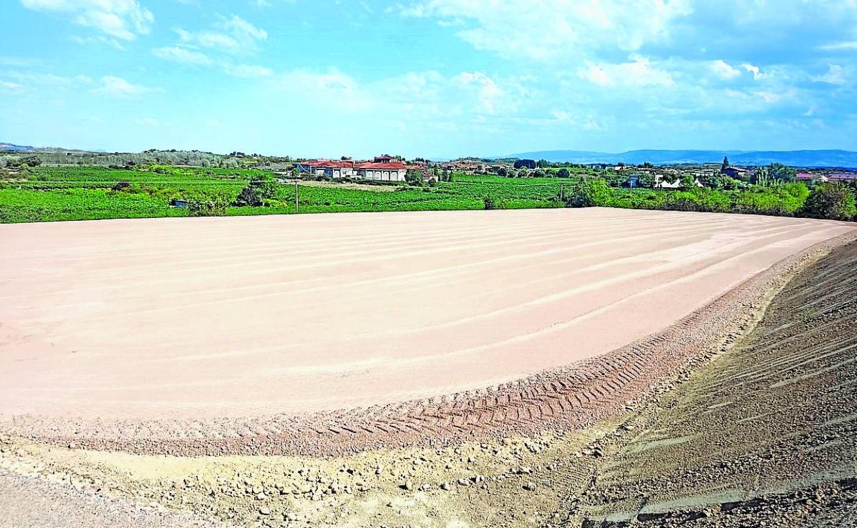 Parcela de unos 6.000 metros junto al polideportivo donde el Ayuntamiento de Laguardia quiere construir un aparcamiento.