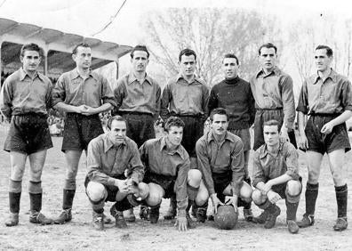 Imagen secundaria 1 - A la izquierda, once mirandesista en la década de los 40. miranda deportiva. A la derecha, Arregui, goleador alavesista en los dos primeros partidos contra el Mirandés.