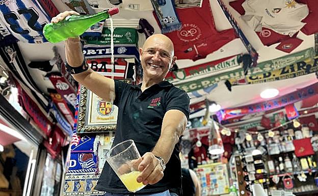 Victor Erbiti escancia sidra en Aupa Taberna, santuario para forofos del deporte vasco.