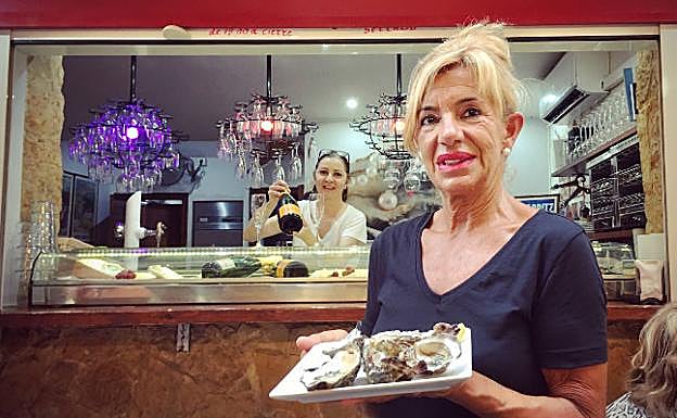 Carmen Senperena y Anita Ivanovna sirven manjares vascofranceses en el Bi-Arritz.