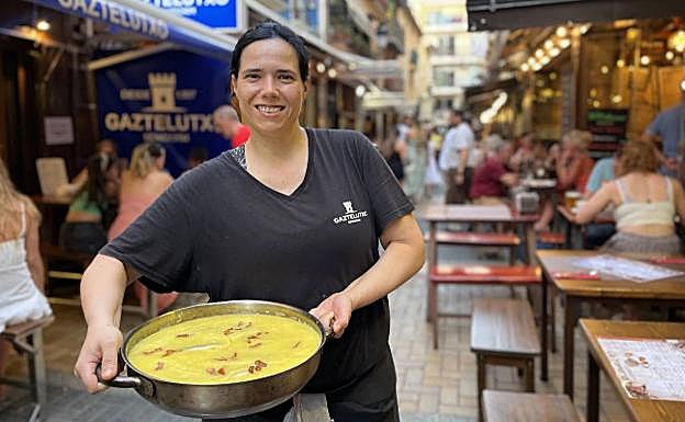 Tania Galán (Gaztelutxo) muestra una excelente cazuela de bacalao al pilpil.