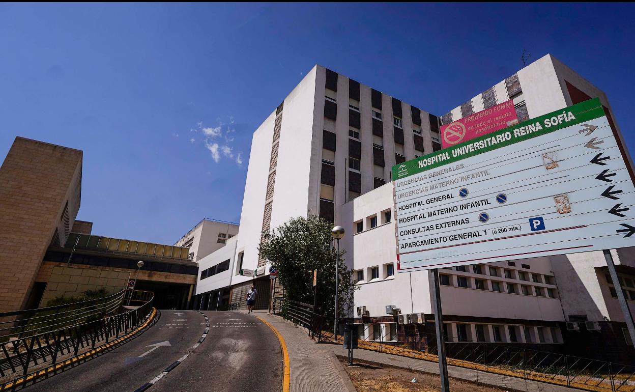 Entrada del hospital Reina Sofía donde ha fallecido el menor. 