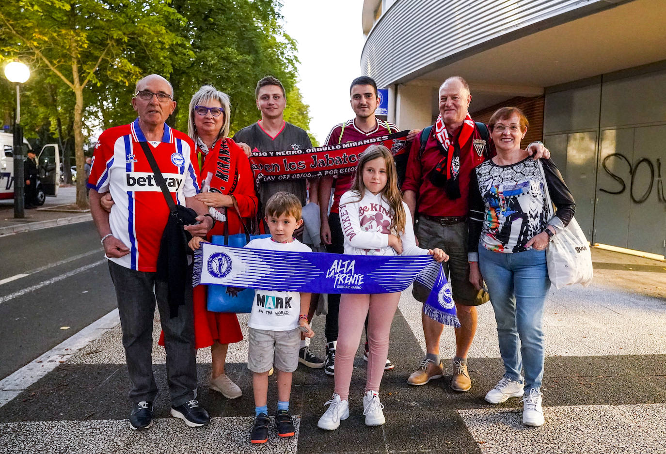 Fotos: Ambientazo en Mendizorroza contra el Mirandés